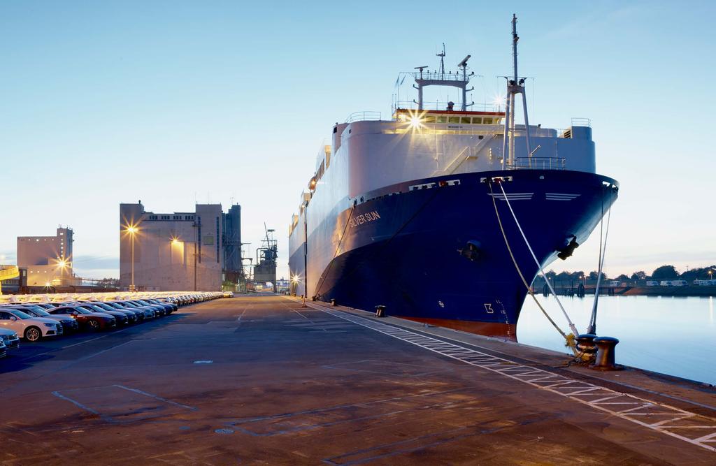 20 Unsere Häfen Seehafen Emden Emden ist ein leistungsstarker Universalhafen, der insbesondere im Roll-on/ Roll-off-Umschlag eine führende Position in Europa einnimmt.