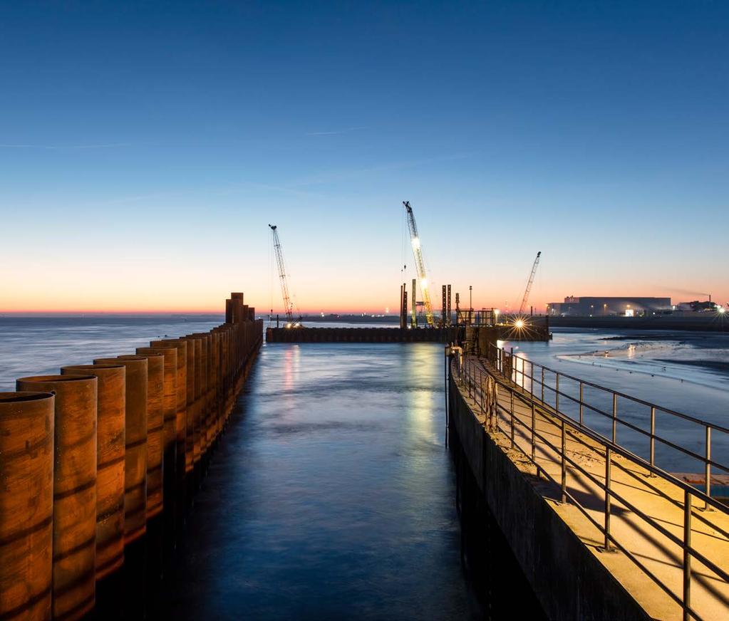 8 Kompetenzen und Leistungen Perspektiven für jeden Hafen Hafenbau Handfest und beständig: Im Hafenbau werden unsere Entwicklungs- und Instandhaltungsprojekte umgesetzt.
