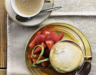 VANILLE-SOUFFLÉ MIT FRISCHEN ERDBEEREN Marinieren: ca. 40 Minuten Zubereitung: ca. 30 Minuten Backen: ca. 30 Minuten 4 ofenfeste Tassen von je ca. 1.