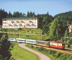 14 Mariazellerbahn Mariazellerbahn 15 TOP-ANGEBOT HOTEL WINTERBACH: BAHN & WANDERN Vom Hotel aus überblickt man 3 Streckenabschnitte, den Bahnhof Winterbach und den Bahnhof Laubenbachmühle.