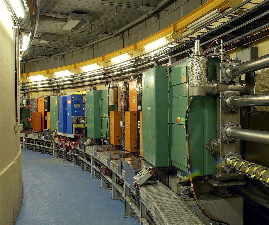 Abbildung 66: CERN Proton Synchrotron Booster (grün = Dipol, orange = Quadrupol, blau = Beschleunigungsstrecke) [cds] vier PSB-Rohren + 2 Pakete 1, 2 s später