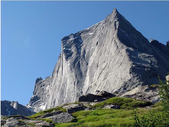 Rechtfertigende Pflichtenkollision Fallbeispiel: Die Qual der Wahl Bergsteiger Vito besteigt mit zwei Bergsteigerkollegen den Piz Badile im Bergell.
