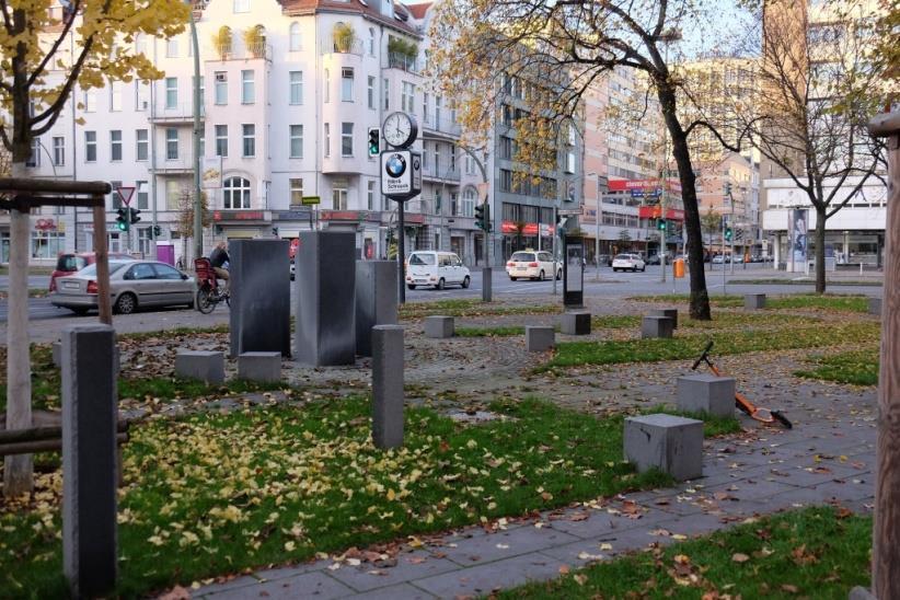 ) Sicherstellen der Aufenthaltsqualität in öffentlichen Räumen (Straßen, Plätze, Außengastronomie