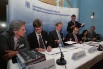 TÄTIGKEIT DER EIB-GRUPPE Darlehensunterzeichnungen im Rahmen des Forums Am ersten Tag des EIB-Forums 2007 in Ljubljana unterzeichnete die EIB drei Darlehen über insgesamt 393 Mio EUR für