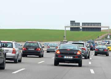 Auto-Neuheiten 2018 Rechts überholen ist in bestimmten Fällen erlaubt zum Beispel bei Stau auf der Autobahn. Foto: Auto-Medienportal.