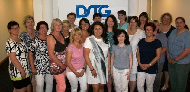 Die Teilnehmerinnen in der DSTG-Bundesgeschäftsstelle, dabei für Sachsen Tanja Teich und Nannette Seidler barkeit von Beruf und Familie.