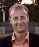 2 Sportpark intern Bericht über Dr. Wilfried Hocks Endlich keine Krawatten mehr Seit dem 1. Juli 2007 ist der 1. Vorsitzende des SC Bayer 05 Uerdingen, Dr. Wilfried Hocks, im Ruhestand.