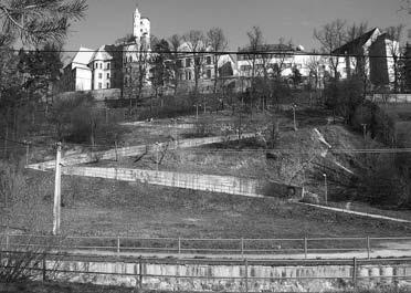 Pohľad zľava na nové gymnázium vo východnej časti Levoče pri mestských hradbách. Hore sa týči observatórium.