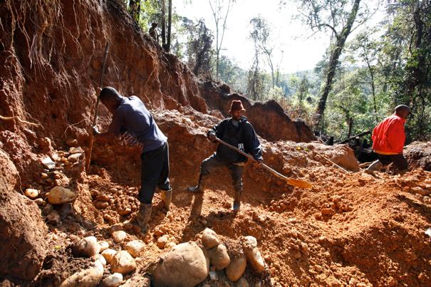 Illegaler Rohstoffabbau Coltan - das Konflikterz Der Coltanabbau in der Region Kivu in der Demokratischen Republik Kongo ist weltweit unter Beobachtung.