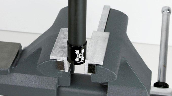 Ziehen Sie die Druckstufen-Abdeckkappe mit einem Drehmomentschlüssel mit 24-mm-Stecknuss