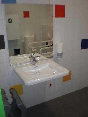 Öffentliches WC Öffentliches WC für Menschen mit Behinderung im