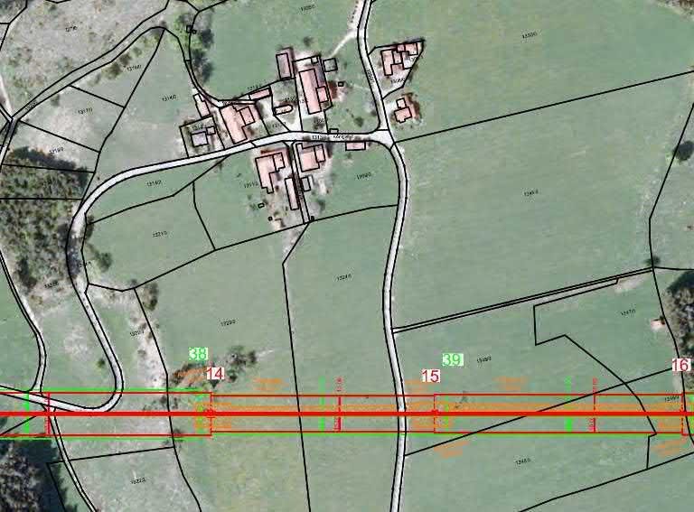 MMO 1 Abbildung 17: Bestehende (grün) und geplante Leitung (rot) und MMO1 - Königsried Die Felder in der geplanten Leitungstrasse sowie die möglichen Minimierungspotentiale stellen sich wie folgt