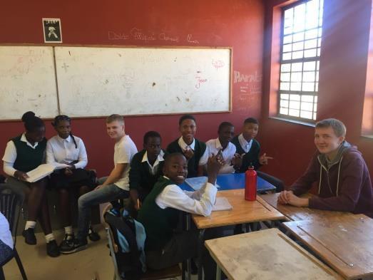 unterstützen. Die Schülerinnen und Schüler verbringen ca. 14 Tage in Windhoek.