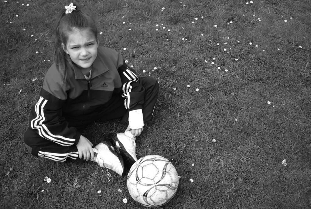 Nette Junge Mädchen Die So Gerne Fußball Spielen