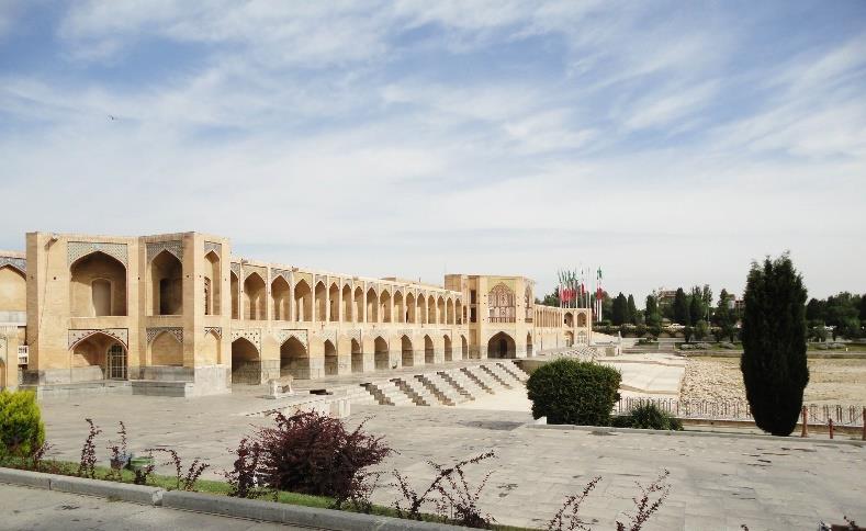 sind, sowie die Freitagsmoschee, eine der schönsten Moscheen Persiens. Die Türme des Schweigens zeugen noch heute von der Kultur der Zarathustrier.