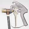 Die Ventilspindel wird durch das Spritzpistolenrohr zum Ventilsitz geführt. Arretierungsmöglichkeit des Ventilhebels für den Dauerbetrieb. AA43L für Betriebsdrücke bis zu 14 (200 PSI).
