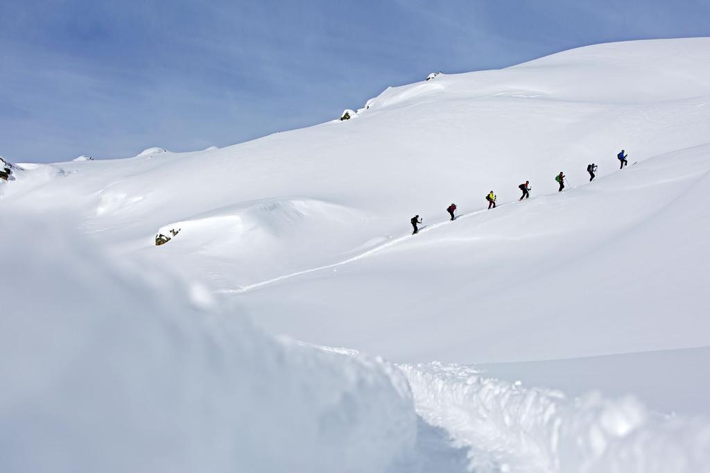 72 73 Die Aufsteiger Die Bergschule Höhenfieber bietet ab Dezember wöchentlic h eine Skitouren-Ausbildungswoche in Andermatt an.