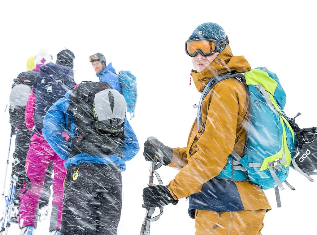 Im freien Gelände erwartet die Skifahrer kein bequemer Lift, frei nach dem Motto «Earn your turns!» muss jeder Höhenmeter zu Fuss aufgestiegen werden.