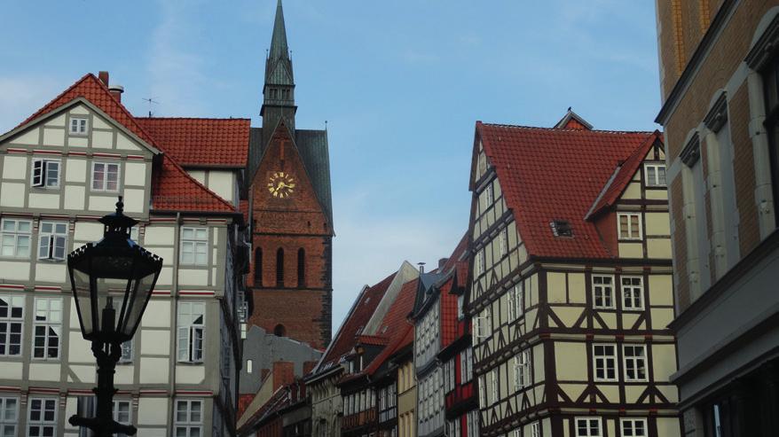 Popular Sights Kröpcke Nowadays, the Kröpcke is the centre of the city. It is one of the most popular meeting places in Hanover. There, you will find many shops and a number of shopping malls.