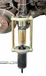 Das Traggelenk lässt sich mit der Pressvorrichtung KL-0039-753 in Verbindung mit der Hydraulik-Pumpe KL-015-35 M5 oder KL-015-37 M5 schnell und problemlos aus dem unteren Querlenker heraus- und