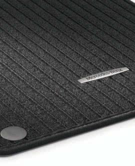 03 Veloursmatte CLASSIC Eleganter, hochwertiger, schwarzer Tufting-Veloursteppich, veredelt durch Metallplakette mit Mercedes-Benz Schriftzug.