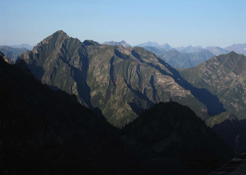 Proman Antiform Lokalität 3: Blick von Alpe Scaredi nach WSW S Piz Proman N Ivrea Zone Alpe della Colma Sesia Zone Absolut spektakulär, die verfalteten Gesteine (Proman