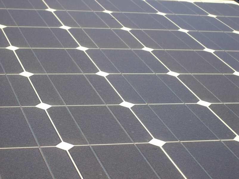 Modellprojekt Photovoltaikanlage auf dem Bahndamm Geplant ist eine in dieser Form und Größenordnung einmalige Photovoltaikanlage auf dem Bahndamm im