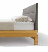 oben: float Bett mit Holzhaupt, 180 200 cm, Holzart Eiche Beistelltisch loup, Holzart Eiche, Leder schwarzbraun
