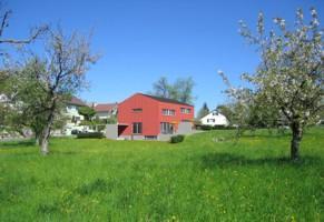 Gebäudeart 4½-Zimmer-Doppel-Einfamilienhaus - Beide Häuser ausbaubarer Raum im UG - Haus West Dachraum ausbaubar Lage Am westlichen, sonnigen Rande der Bauzone Nähe Schule,