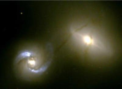 Hubble 2 Links: Zwei Galaxien tauschen Materie aus,