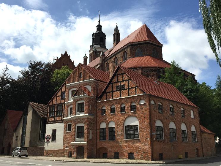 Nach der Besichtigung und einer gemeinsames Mittagspause unterwegs fahren Sie zum Zisterzienserkloster Obra, ein ehemaliges Tochterkloster Altenbergs.