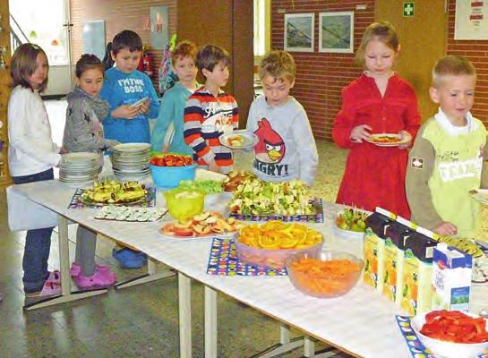 Liebevoll servierten sie die vitaminhaltigen Produkte in Form von Obstspießen und Obststücken in der Aula der Schule. Die Freude der Kinder war groß, sich an dem bunten Büffet bedienen zu dürfen.