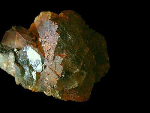 1 Kristallbeispiele Grüner Fluorit-Kristall mit Chalkopyrit