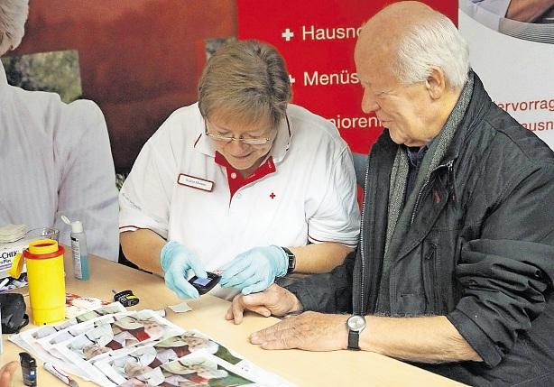 8 WIR VOM DRK Gudrun Milewski und ihre Kolleginnen von der Sozialstation boten eine Überprüfung des Blutzuckerwertes an.