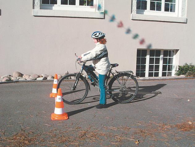 5. Anhalten Mit dem Fahrrad vor einer Linie anhalten.