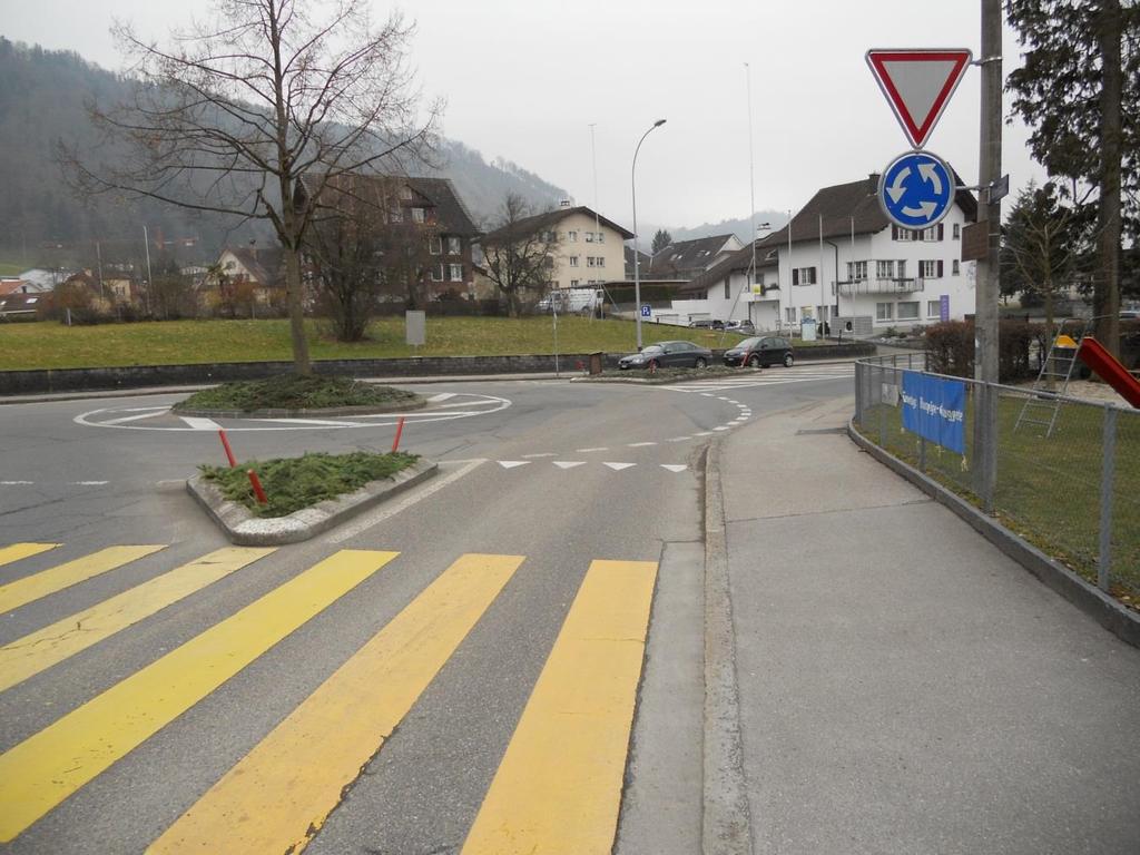 Kreisverkehr Ritterstrasse Kreisel Dorf 1. Tempo verlangsamen 2. Vortritt beachten 3. Armzeichen nach rechts geben 4.