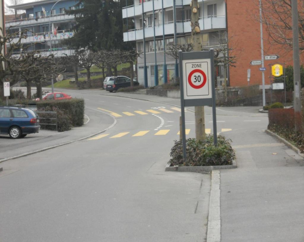 Hindernis umfahren Grubenstrasse 1. Blick zurück 2. Armzeichen nach links 3.