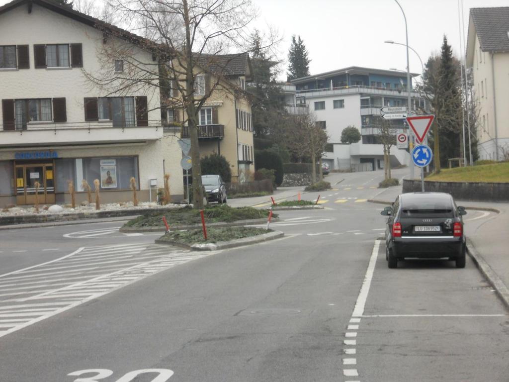 Kreisverkehr Grubenstrasse (Kreisel Dorf) 1. Blick zurück 2.