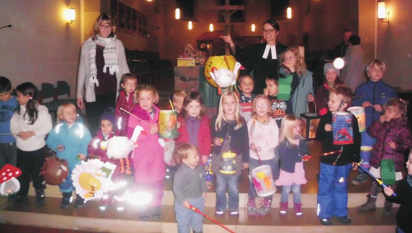Rückblick auf den Gottesdienst für kleine Leute 2016 Grrroah! Mit lautem Gebrüll und selbstgebastelten Pappteller- Masken kriechen die Kinder im Gemeindehaussaal durch einen Krabbeltunnel.