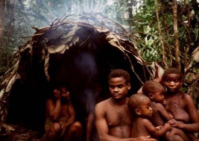 Pygmäen (zusammenfassende Bezeichnung für verschiedene, in Zentralafrika lebende, kleinwüchsige Ethnien) Bis ins frühe Teenageralter verläuft ihr Wachstum fast wie bei anderen Menschen, nur