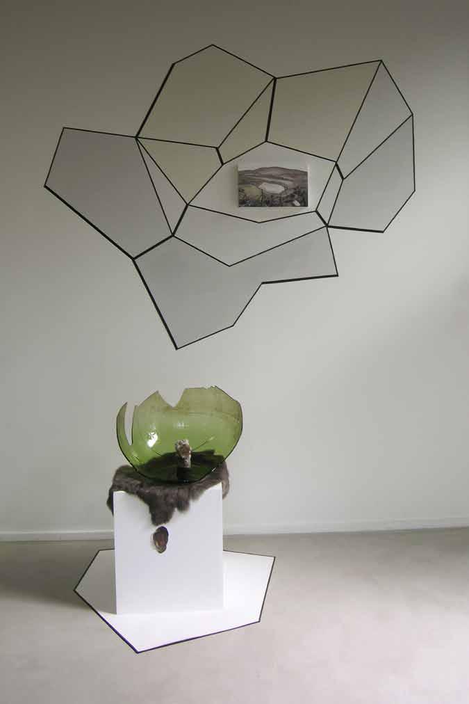 Fell, Glas, Kristall - die Materialien, die Diana Seeholzer in der Installation viel leicht (2009) zusammenbringt, erinnern an Zauber, Magie und Wahrsagerei.