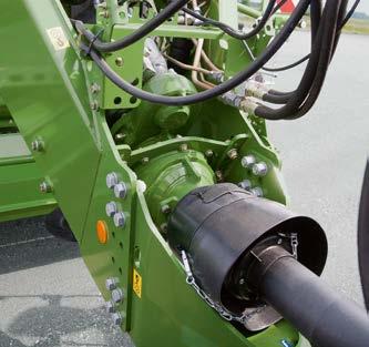 Mittels Hydraulikmotor wird das Schwungrad auf 300 U/min beschleunigt, bevor die Traktorzapfwelle zugeschaltet wird.