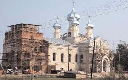 Kirche Sologubowka: 2003 werden alle Innen- und Außenarbeiten dabei die Wiederherstellung des großen Turmes abgeschlossen. Die Kirche soll am 20.