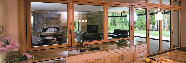 Ein gläsener Raumteiler macht die Küche perfekt, je nach Bedarf kann die Glas-Faltwand geöffnet oder geschlossen werden.