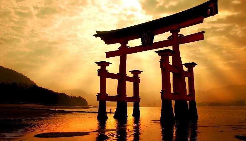Bei Flut spiegelt sich das berühmte Tor des Itsukushima- Schreins, Japans wohl schönster Kultstätte des Shinto, rot glänzend im Wasser - auch ein beliebtes Fotomotiv.