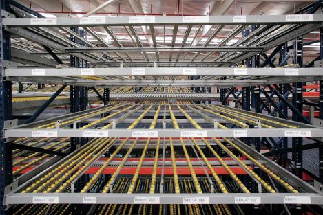 Kommissionierungsblock mit Fördervorrichtungen Der 98,4 m lange, 14,5 m breite und 10,5 m hohe Regalblock ermöglicht die Zusammenstellung der Produkte