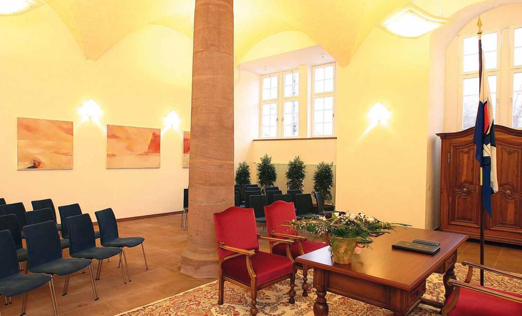 Das Foyer der Schlossarkaden kann ebenfalls genutzt werden unmittelbar vor der Trauung für einen kurzen Aufenthalt oder nach der Trauung für einen Sektempfang.