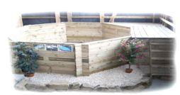 Holzschwimmbecken Unsere Holzschwimmbecken bestehen aus 45 mm starken Massivbohlen, kesseldruckimprägniert Holzschwimmbecken stehen sehr formstabil.