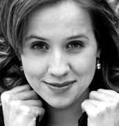 PAPAGENA / PAMINA ANNIKA SOPHIE RITLEWSKI Annika Sophie Ritlewski sudierte Gesang an der Berliner Hochschule für Musik Hanns Eisler und gewann 2001 den Bundeswettbewerb von Jugend Musiziert.