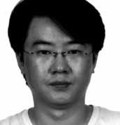 ZWEITER PRIESTER SEUNG-KWON YANG Seung-Kwon Yang studierte von 1991-98 an der Seoul National Universität mit Hauptfach Gesang.